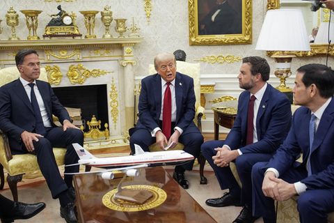 Donald Trump kündigt im Weißen Haus zusammen mit Nato-Generalsekretär Mark Rutte