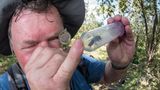 Mann mit gefangener Riesenbiene