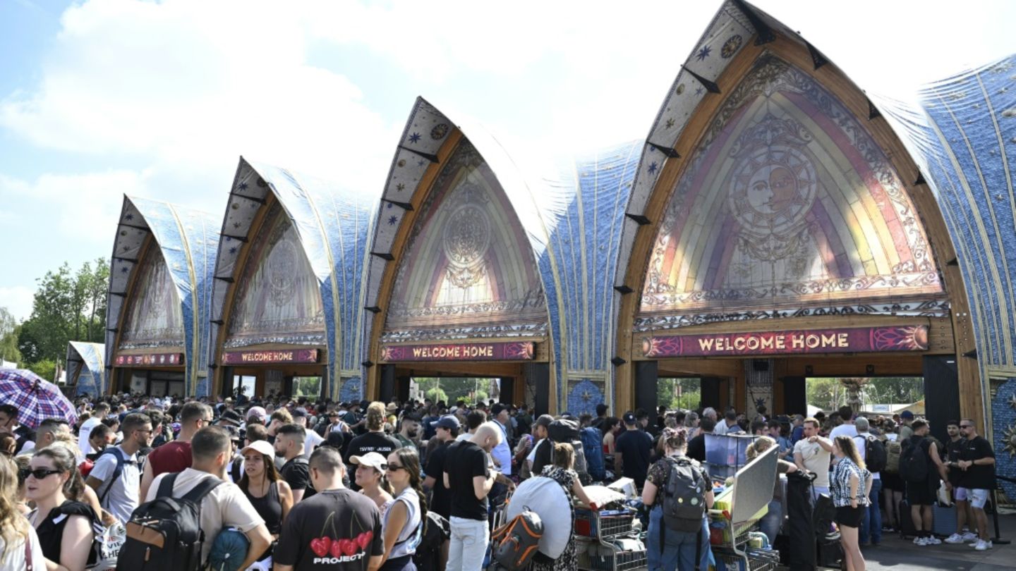 Warteschlangen vor dem Campingplatz des Festivals