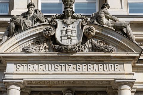 Hamburg: Der Schriftzug "Strafjustizgebäude" ist über dem Eingang zum Landgericht Hamburg in Stein gemeißelt.