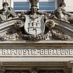 Hamburg: Der Schriftzug "Strafjustizgebäude" ist über dem Eingang zum Landgericht Hamburg in Stein gemeißelt.