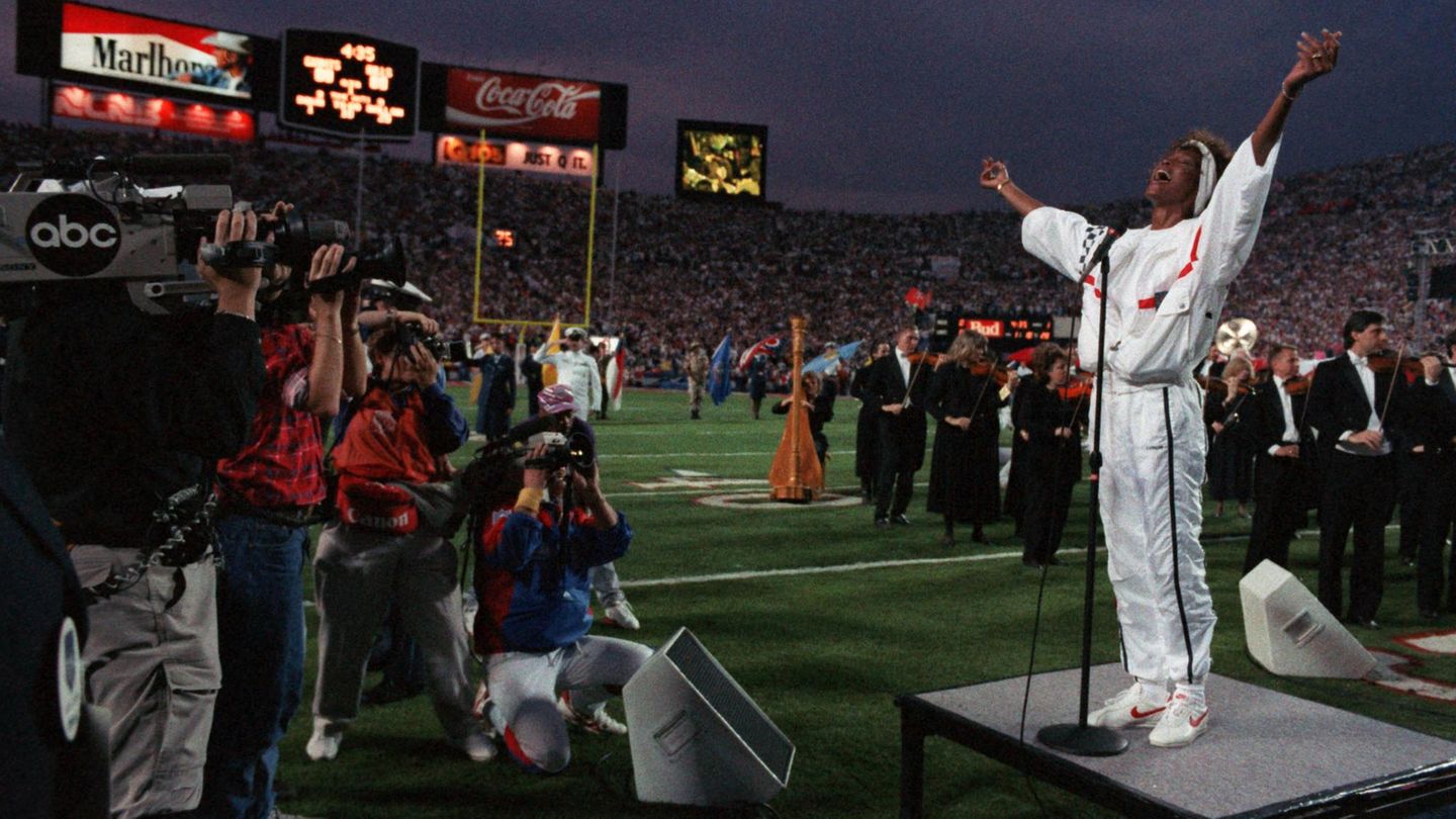 Houston singt beim Super Bowl-Finale 1991 die amerikanische Nationalhymne und streckt die Arme in den Himmel