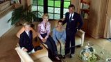 Wolfgang Grupp zuhause mit seiner Familie im Jahre 2002