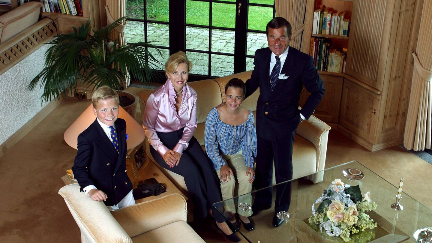 Wolfgang Grupp zuhause mit seiner Familie im Jahre 2002
