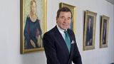 Wolfgang Grupp 2012 in seinem Büro vor den Ölbildern der Familie
