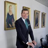 Wolfgang Grupp 2012 in seinem Büro vor den Ölbildern der Familie