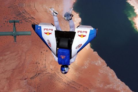 Bevor sich Felix Baumgartner von allem heruntergestürzt hat, was hoch ist, verpflichtete er sich beim österreichischen Bundesheer. Doch weil er offenbar Probleme mit Autoritäten hatte, schulte er um. Und wurde zum hauptberuflichen Extremsportler. Ab 1996 sorgte er mit waghalsigen Sprüngen und Flügen für Aufsehen, wie hier beim Taurus World Stunt Award 2003 über der Grenze der US-Bundesstaaten Utah und Arizona
