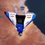 Bevor sich Felix Baumgartner von allem heruntergestürzt hat, was hoch ist, verpflichtete er sich beim österreichischen Bundesheer. Doch weil er offenbar Probleme mit Autoritäten hatte, schulte er um. Und wurde zum hauptberuflichen Extremsportler. Ab 1996 sorgte er mit waghalsigen Sprüngen und Flügen für Aufsehen, wie hier beim Taurus World Stunt Award 2003 über der Grenze der US-Bundesstaaten Utah und Arizona