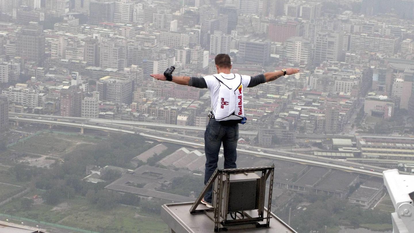 Berühmter Base-Jumper Als sogenannter "Base-Jumper" erlangte Baumgartner innerhalb von kürzester Zeit Weltruhm in der Extremsport-Szene. Bei dieser Sportart springen die Athleten mit einem Fallschirm von Gebäuden (Building), Antennen (Antenna), Brücken (Span) oder natürlichen Erhebungen wie Bergen (Earth). 2007 sprang Baumgartner etwa von einem Wolkenkratzer in Taipeh