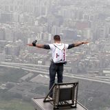 Als sogenannter "Base-Jumper" erlangte Baumgartner innerhalb von kürzester Zeit Weltruhm in der Extremsport-Szene. Bei dieser Sportart springen die Athleten mit einem Fallschirm von Gebäuden (Building), Antennen (Antenna), Brücken (Span) oder natürlichen Erhebungen wie Bergen (Earth). 2007 sprang Baumgartner etwa von einem Wolkenkratzer in Taipeh