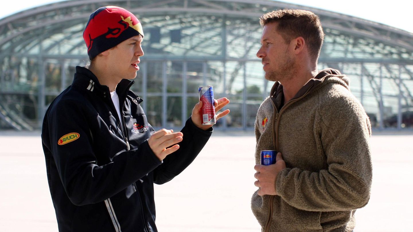 Früh nahm der Energy Drink-Hersteller Red Bull Baumgartner unter seine Fittiche. Der Konzern sponsert seit Jahrzehnten Veranstaltungen und Athleten in Extremsportarten. Wohl berühmtestes Testimonial: Formel-1-Weltmeister Sebastian Vettel. Hier fachsimpeln Baumgartner und Vettel bei einem Werbeevent 2009