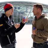 Früh nahm der Energy Drink-Hersteller Red Bull Baumgartner unter seine Fittiche. Der Konzern sponsert seit Jahrzehnten Veranstaltungen und Athleten in Extremsportarten. Wohl berühmtestes Testimonial: Formel-1-Weltmeister Sebastian Vettel. Hier fachsimpeln Baumgartner und Vettel bei einem Werbeevent 2009