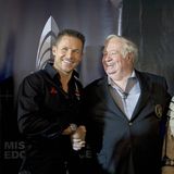 2010 stellte Red Bull dann einen tollkühnen Plan vor. Auf einer Pressekonferenz mit dem ehemaligen Air-Force-Piloten Joe Kittinger, der in seiner aktiven Zeit mehrere Geschwindigkeitsrekorde aufstellte, wird bekannt gegeben: Felix Baumgartner soll einen sogenannten Skydive vollziehen. Ein Sprung aus der Stratosphäre. Das angekündigte Event macht ihn über Nacht auch außerhalb des Extremsports bekannt