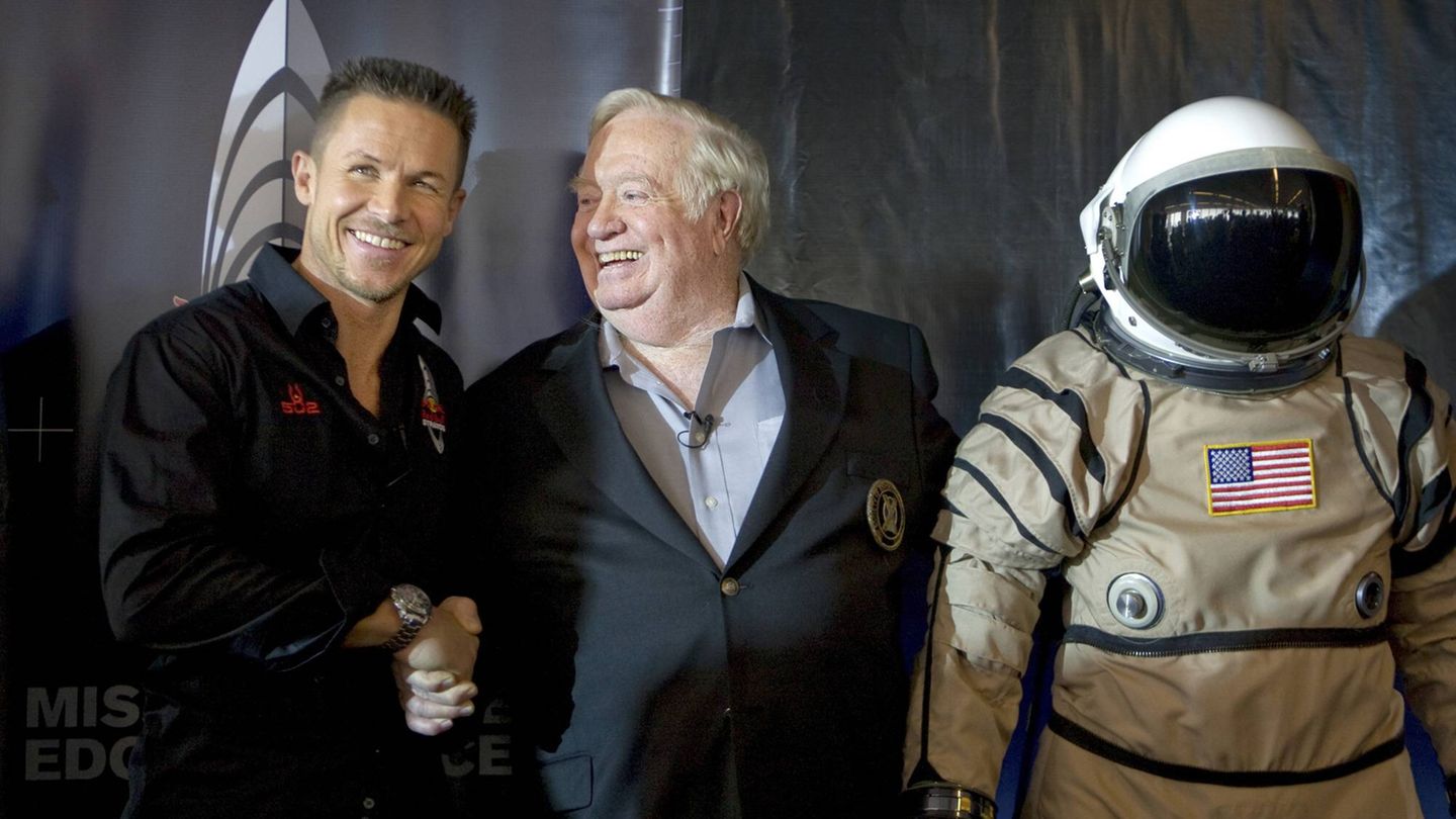 2010 stellte Red Bull dann einen tollkühnen Plan vor. Auf einer Pressekonferenz mit dem ehemaligen Air-Force-Piloten Joe Kittinger, der in seiner aktiven Zeit mehrere Geschwindigkeitsrekorde aufstellte, wird bekannt gegeben: Felix Baumgartner soll einen sogenannten Skydive vollziehen. Ein Sprung aus der Stratosphäre. Das angekündigte Event macht ihn über Nacht auch außerhalb des Extremsports bekannt
