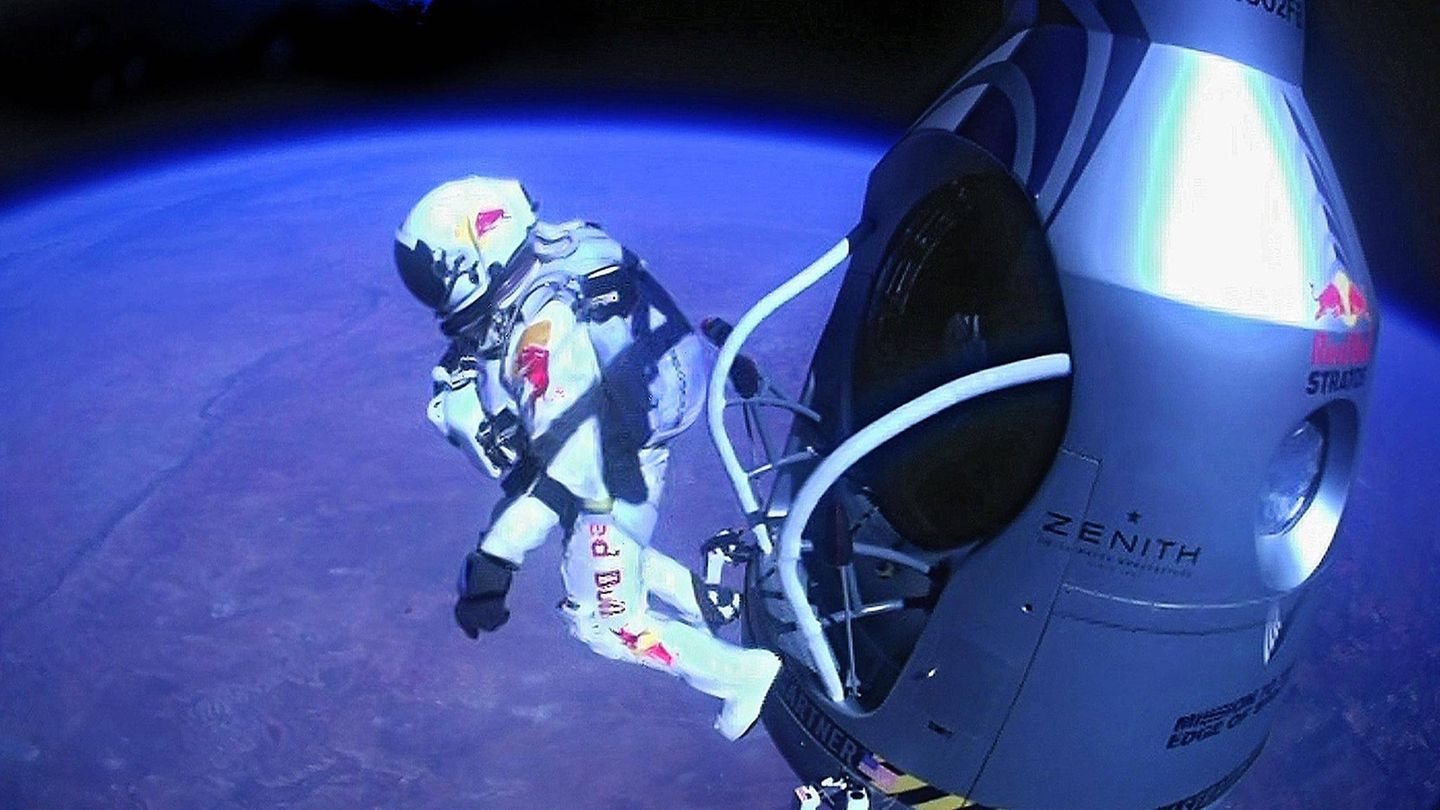 Nach mehr als zwei Jahren Vorbereitung war es dann so weit: Am 14. Oktober 2012 sprang Baumgartner aus einer Höhe von 39 Kilometern aus einer Kapsel. Er stellte an diesem Tag mehrere Rekorde auf. Noch nie hatte vor ihm ein menschlicher Körper die Schallmauer durchbrochen, zudem war es der bis dato höchste Skydive und die höchste Ballonfahrt der Geschichte