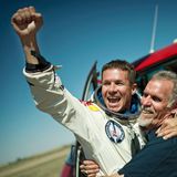 Dass ein Sprung aus 39 Kilometern Höhe durchaus riskant ist, wusste Baumgartner mit Sicherheit selbst. Umso größer war die Freude, als er wieder festen Boden unter den Füßen hatte