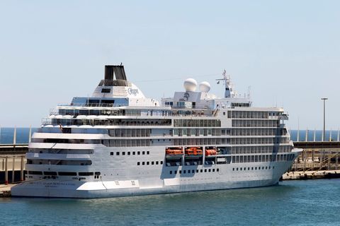Kreuzfahrtschiff im Hafen von Barcelona