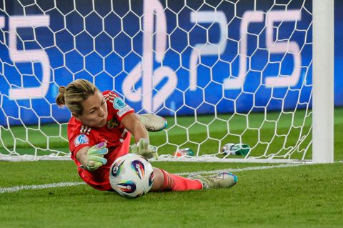 Schwedens Torhüterin Jennifer Falk pariert bei der Frauen-EM einen englischen Elfmeter