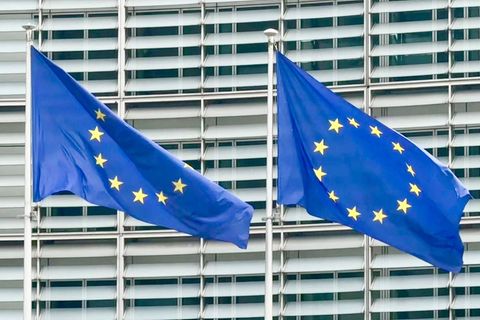 Drei Fahnen der Europäischen Union wehen vor dem Gebäude der EU-Kommission – Sanktionen gegen Russland
