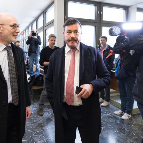 Signa-Gründer René Benko (r.) im Frühjahr 2024 bei einem Gerichtstermin in Innsbruck