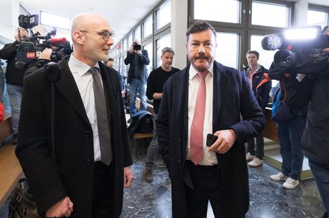Signa-Gründer René Benko (r.) im Frühjahr 2024 bei einem Gerichtstermin in Innsbruck