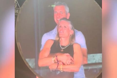 Andy Byron und seine HR-Chefin umarmen sich innig auf den Tribünen des Coldplay Konzerts