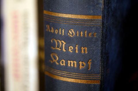 Buchrücken einer Kopie von Hitlers "Mein Kampf"