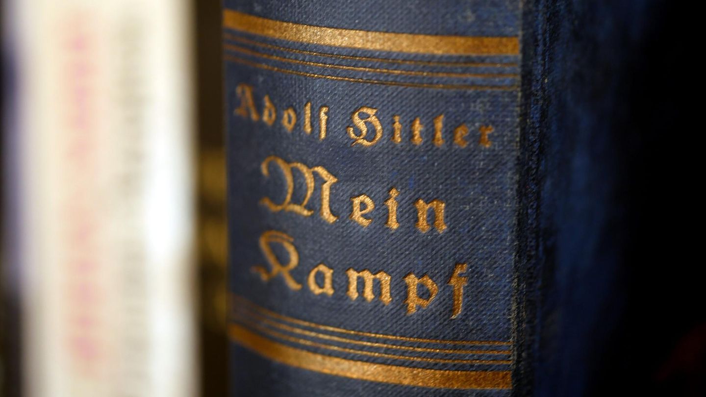 Buchrücken einer Kopie von Hitlers "Mein Kampf" Buchrücken einer Kopie von Hitlers "Mein Kampf"