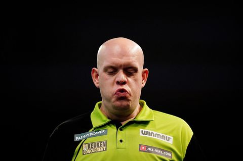 Michael van Gerwen verzieht während des Finales der Darts-WM gegen Luke Littler sein Gesicht
