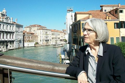 Donna Leon in früheren Jahren in Venedig