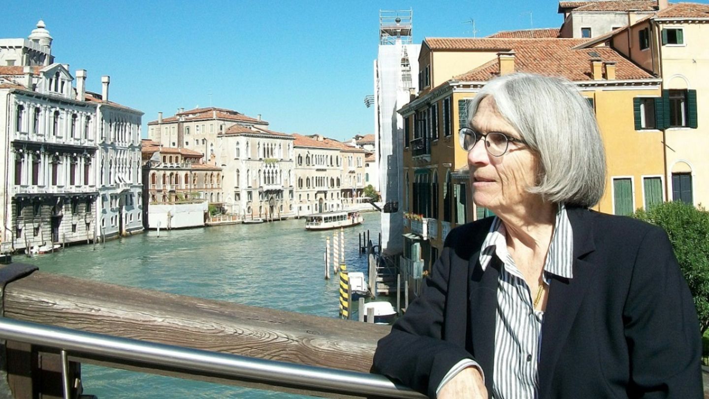Donna Leon in früheren Jahren in Venedig