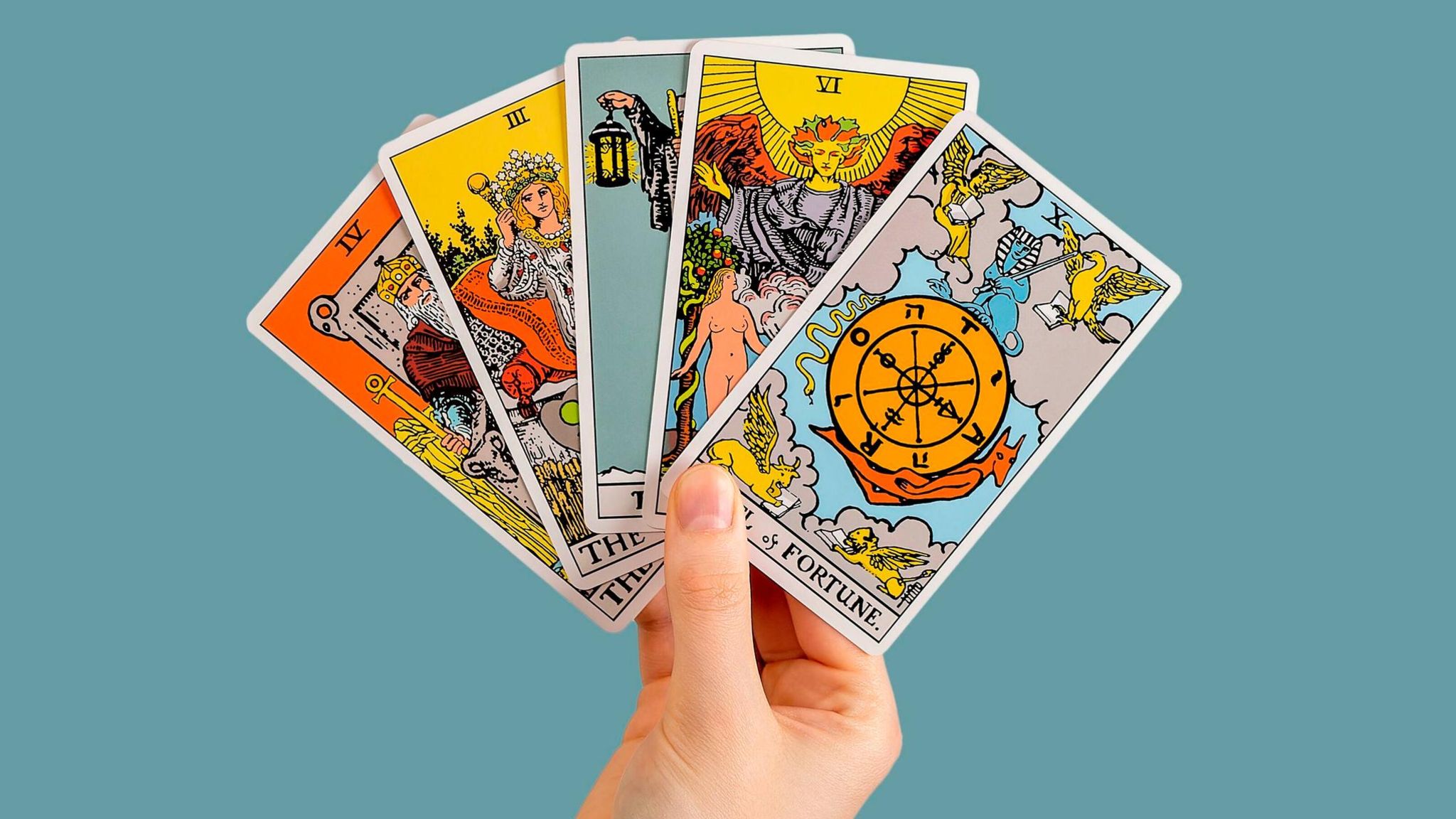 Hand hält Tarotkarten