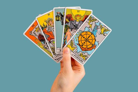 Hand hält Tarotkarten