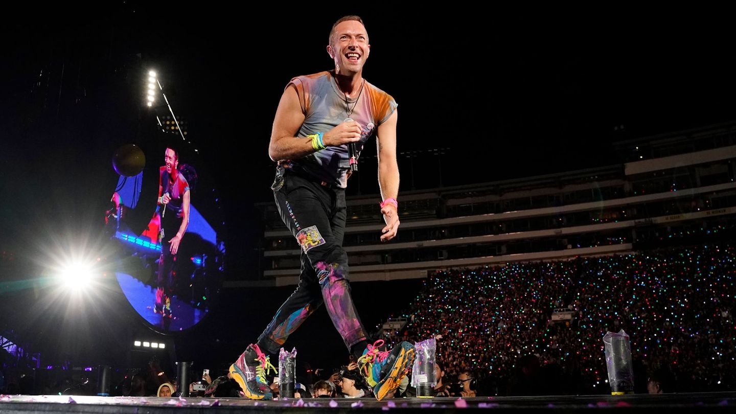 Social networks: affair exposes? Video from Coldplay Show goes viral