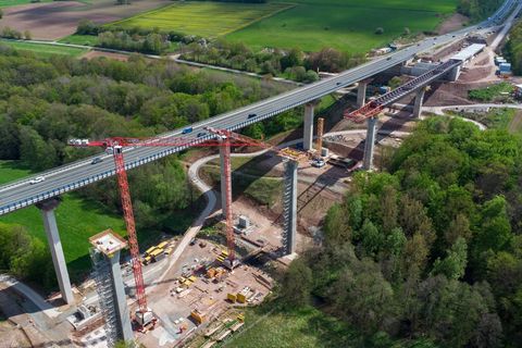 Bauarbeiten an einer Autobahnbrücke in Bayern. Durch behördliche Auflagen kommt es immer wieder zu steigenden Kosten und Verzögerungen – auch im Straßenbau (Symbolbild)