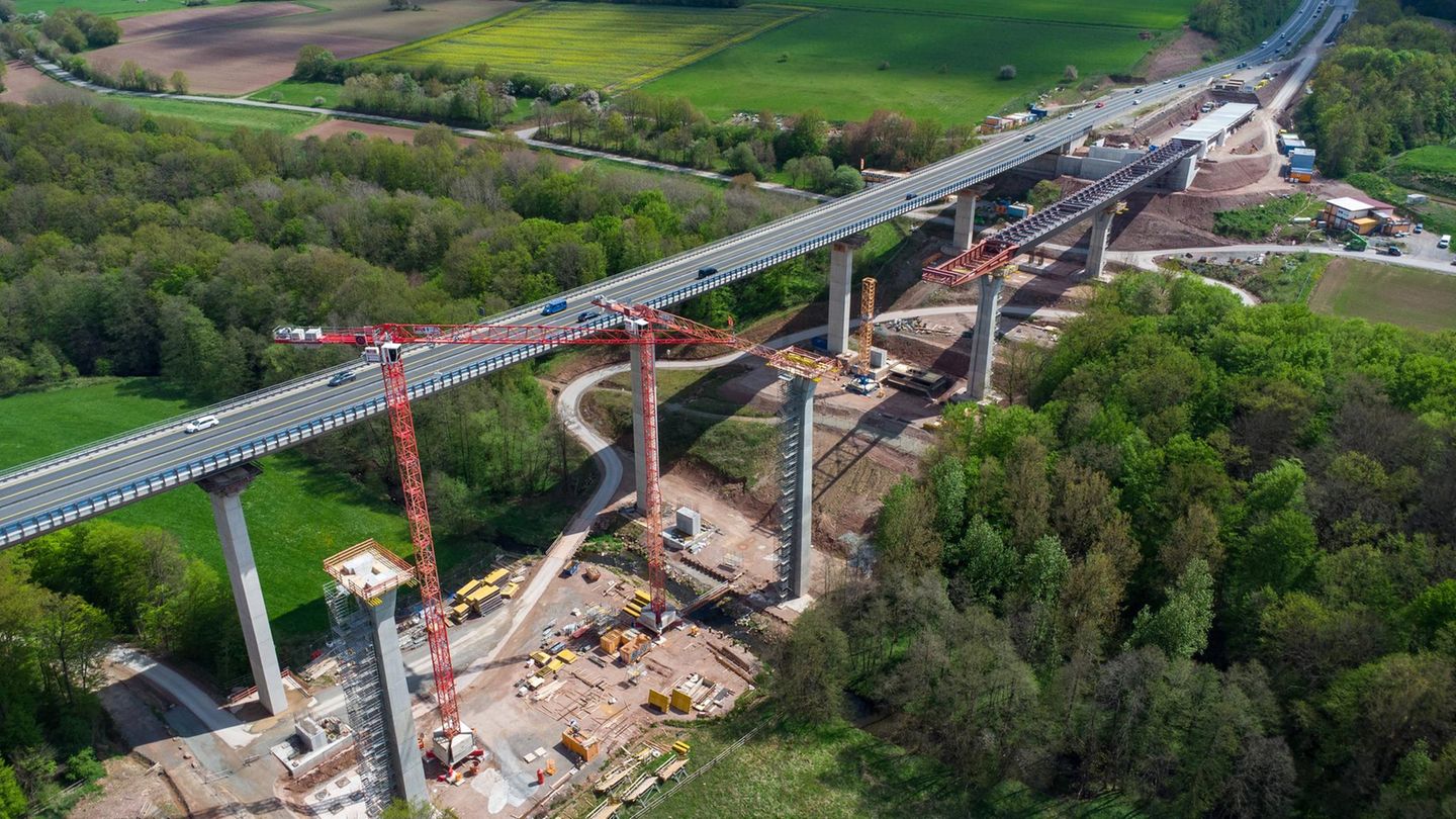 Bauarbeiten an einer Autobahnbrücke in Bayern. Durch behördliche Auflagen kommt es immer wieder zu steigenden Kosten und Verzögerungen – auch im Straßenbau (Symbolbild)