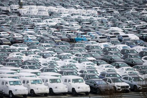 Autos von Mercedes-Benz für den Export in Bremerhaven