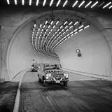 Die Wagenkolonne des italienischen Präsidenten Saragat durch den Montblanc-Tunnel