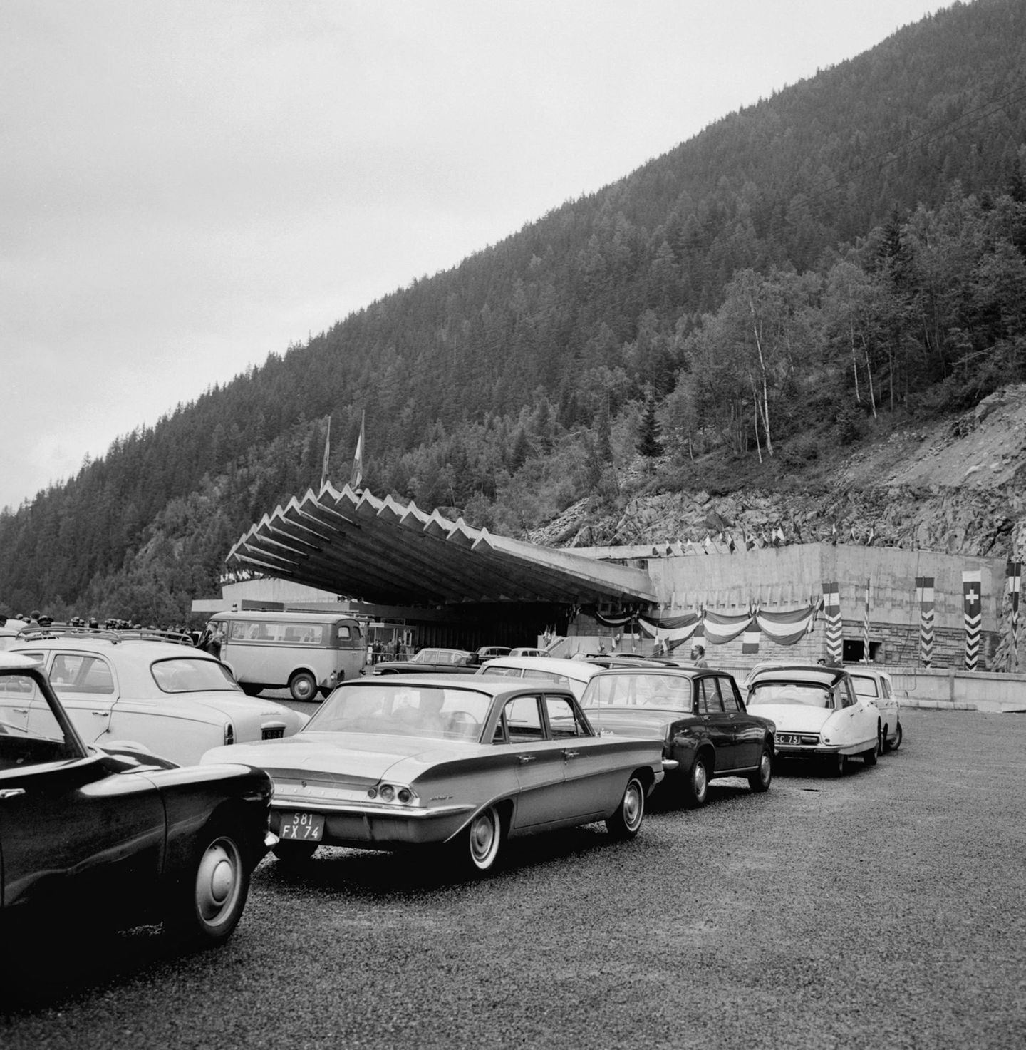 Tourismus-Hit Eine Schlange aus Fahrzeugen vor dem Eingang des Montblanc-Tunnels