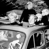 Eine fünfköpfige Familie sitzt im Auto am Montblanc-Tunnel