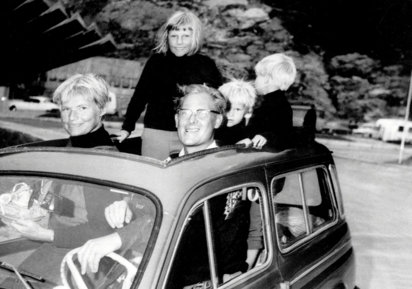 Ab in den Urlaub Eine fünfköpfige Familie sitzt im Auto am Montblanc-Tunnel