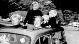 Eine fünfköpfige Familie sitzt im Auto am Montblanc-Tunnel