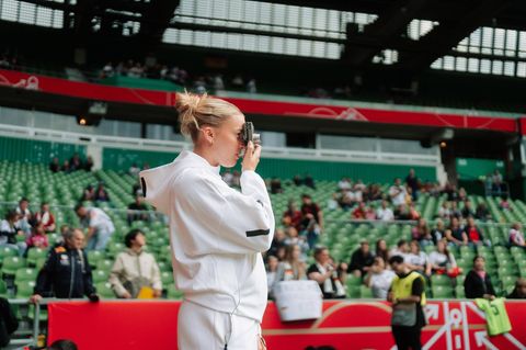 Laura Freigang blickt Ende Mai im Bremer Weserstadion vor einem DFB-Spiel durch ihre Kamera