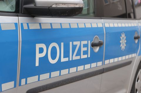 Der Polizei ist wegen einer mutmaßlichen Bombendrohung in Augsburg im Einsatz