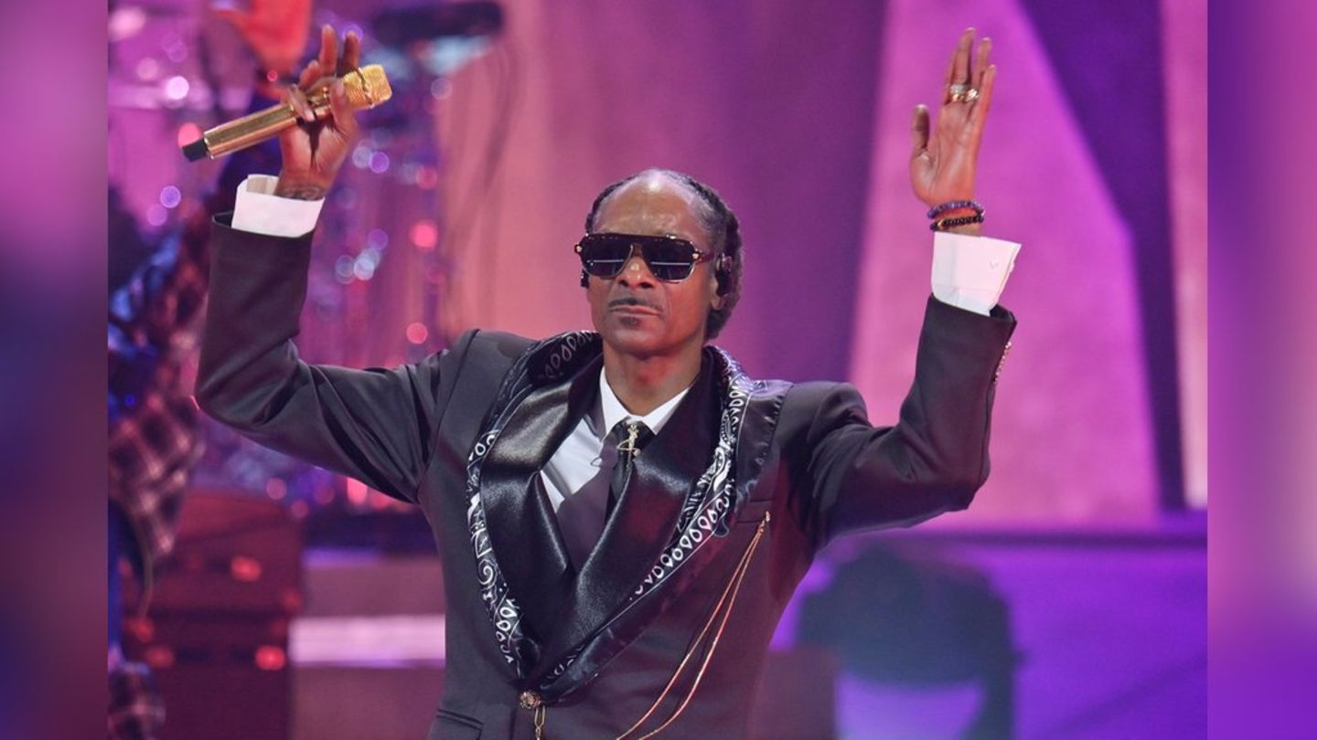 Snoop Dogg: Rapper invests in Welsh football club