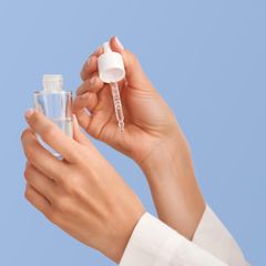 Person hält Retinal Serum in der Hand