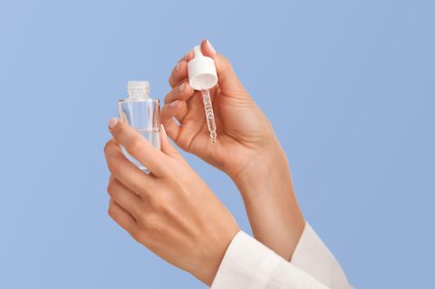 Person hält Retinal Serum in der Hand