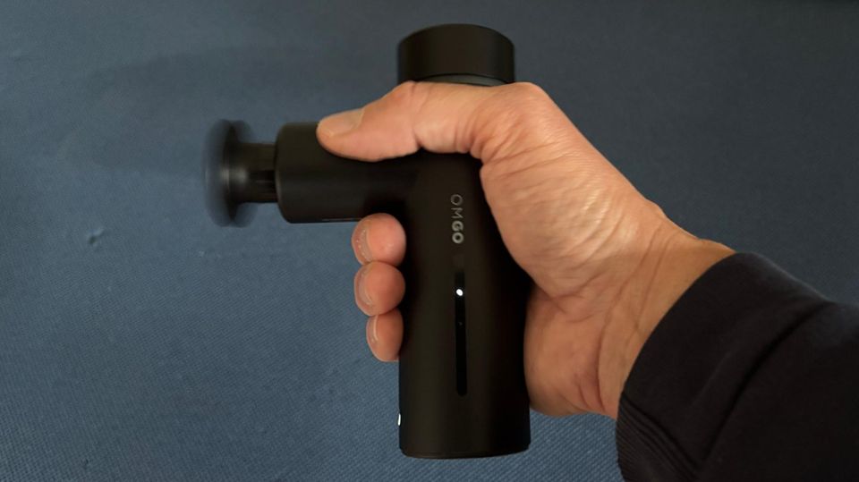 Massagepistolen Test: OrthoGo 2.0 liegt in einer Hand