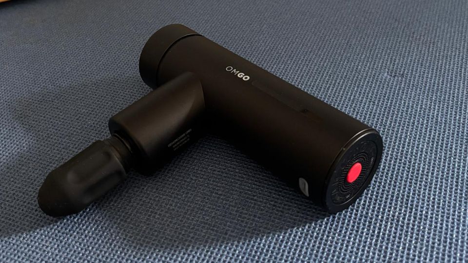 Massagepistolen Test OrthoGo 2.0 auf einer Gymnastikmatte