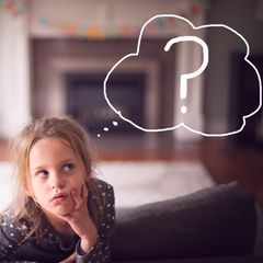 Kinder: Ein Mädchen wundert sich